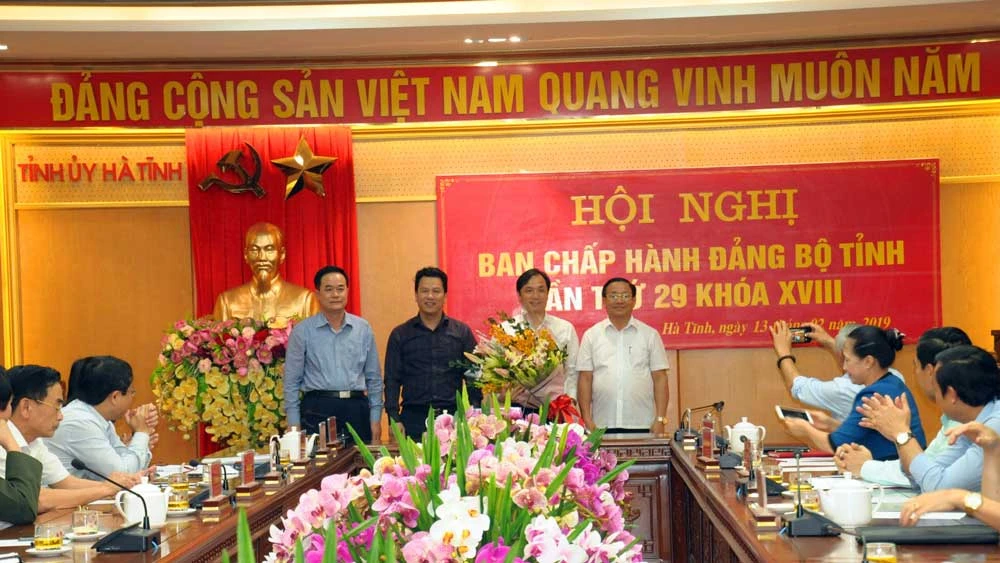 Tặng hoa chúc mừng đồng chí Hoàng Trung Dũng