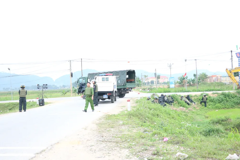 Đã bắt giữ được đối tượng ôm “hàng nóng” cố thủ nhiều giờ trong ô tô ảnh 11