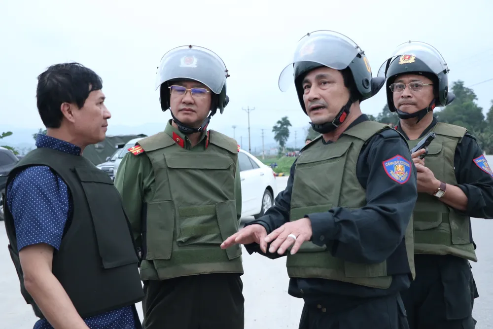 Đã bắt giữ được đối tượng ôm “hàng nóng” cố thủ nhiều giờ trong ô tô ảnh 4