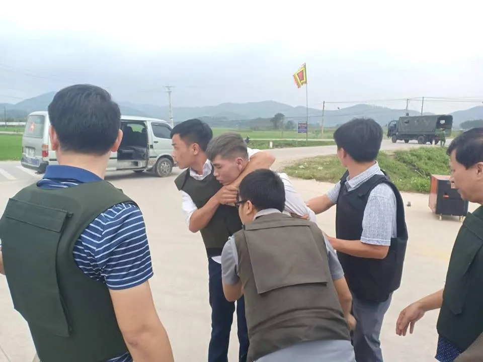 Đã bắt giữ được đối tượng ôm “hàng nóng” cố thủ nhiều giờ trong ô tô ảnh 6