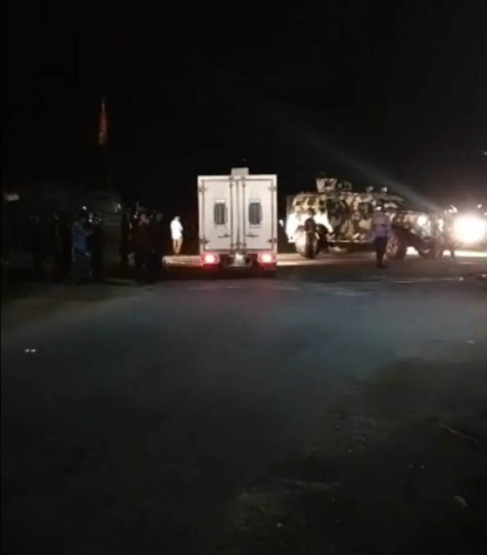 Đã bắt giữ được đối tượng ôm “hàng nóng” cố thủ nhiều giờ trong ô tô ảnh 3