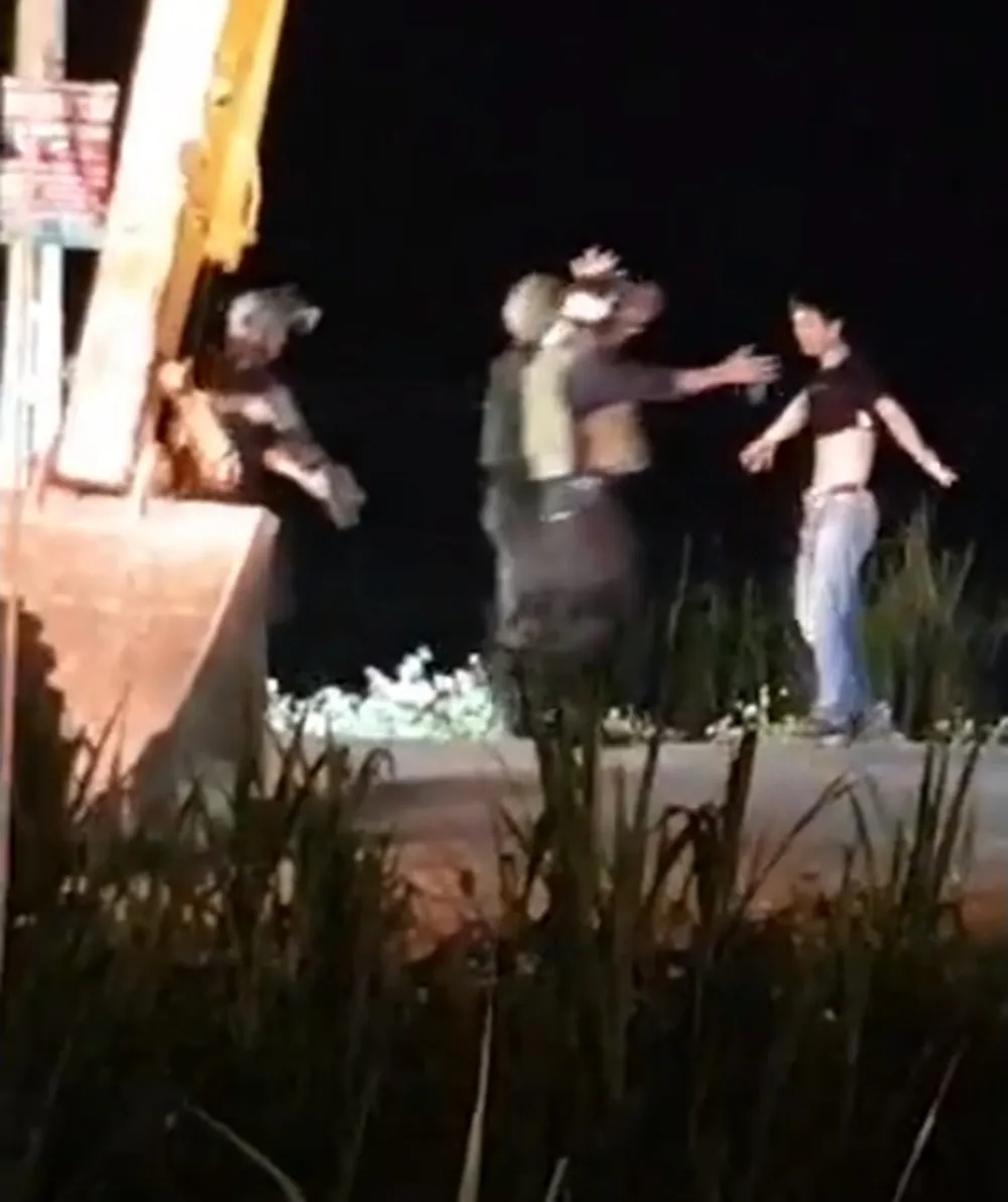 Đã bắt giữ được đối tượng ôm “hàng nóng” cố thủ nhiều giờ trong ô tô ảnh 1