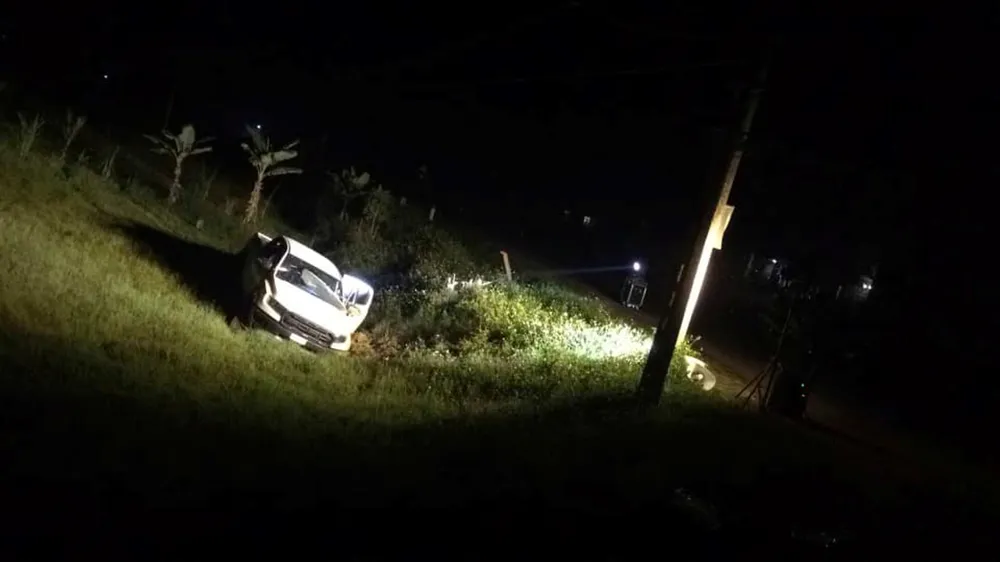 Vụ ôm súng cố thủ trong ô tô, thêm một đối tượng ra đầu thú sau khi lẩn trốn lên rừng ảnh 5 Vụ ôm súng cố thủ trong ô tô, thêm một đối tượng ra đầu thú sau khi lẩn trốn lên rừng ảnh 5