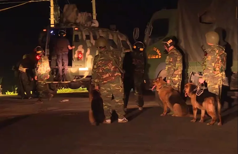 Vụ ôm súng cố thủ trong ô tô, thêm một đối tượng ra đầu thú sau khi lẩn trốn lên rừng ảnh 4 Vụ ôm súng cố thủ trong ô tô, thêm một đối tượng ra đầu thú sau khi lẩn trốn lên rừng ảnh 4