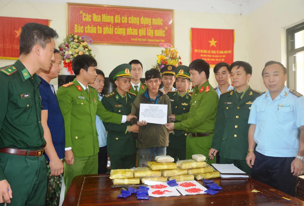 Bắt vụ vận chuyển 60.000 viên ma túy tổng hợp từ Lào vào Việt Nam ảnh 4