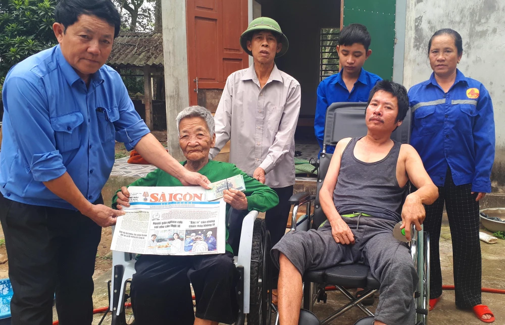 Ông Võ Tá Hiếu, Chủ tịch UBND xã Thạch Mỹ, huyện Lộc Hà, tỉnh Hà Tĩnh trao 19 triệu đồng của bạn đọc Báo SGGP cho gia đình anh Phan Huy Tình