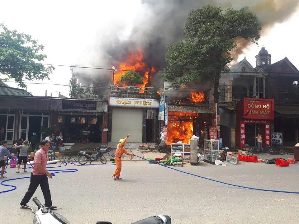 Cháy lớn tại Hà Tĩnh, nhiều nhà dân cùng tài sản bị thiêu rụi   ảnh 11