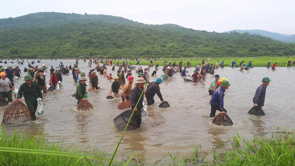 Hàng ngàn người dân nô nức tham gia lễ hội đánh cá “độc nhất” ở Hà Tĩnh ảnh 14
