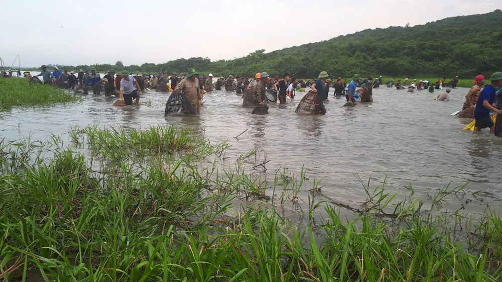 Hàng ngàn người dân nô nức tham gia lễ hội đánh cá “độc nhất” ở Hà Tĩnh ảnh 1