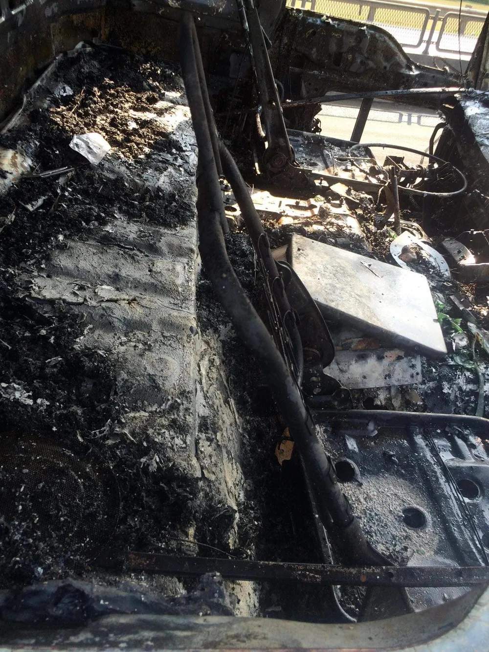 Cabin xe ô tô chở hàng tấn hoa quả bốc cháy ngùn ngụt ở Hà Tĩnh ảnh 5