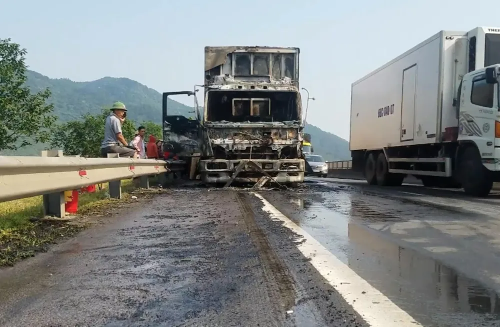 Cabin xe ô tô chở hàng tấn hoa quả bốc cháy ngùn ngụt ở Hà Tĩnh ảnh 1