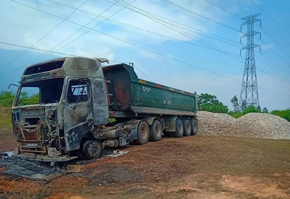 Thêm một xe ô tô tải bốc cháy ở Hà Tĩnh ảnh 2 Thêm một xe ô tô tải bốc cháy ở Hà Tĩnh ảnh 2
