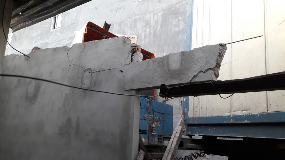 Xe container mất lái đâm vào nhà dân bên đường ảnh 5 Xe container mất lái đâm vào nhà dân bên đường ảnh 5
