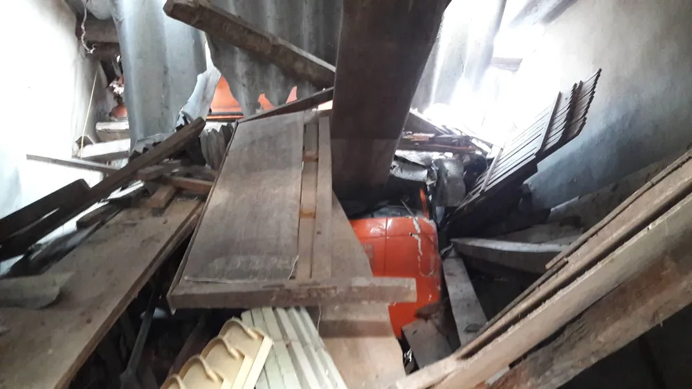 Xe container mất lái đâm vào nhà dân bên đường ảnh 3 Xe container mất lái đâm vào nhà dân bên đường ảnh 3