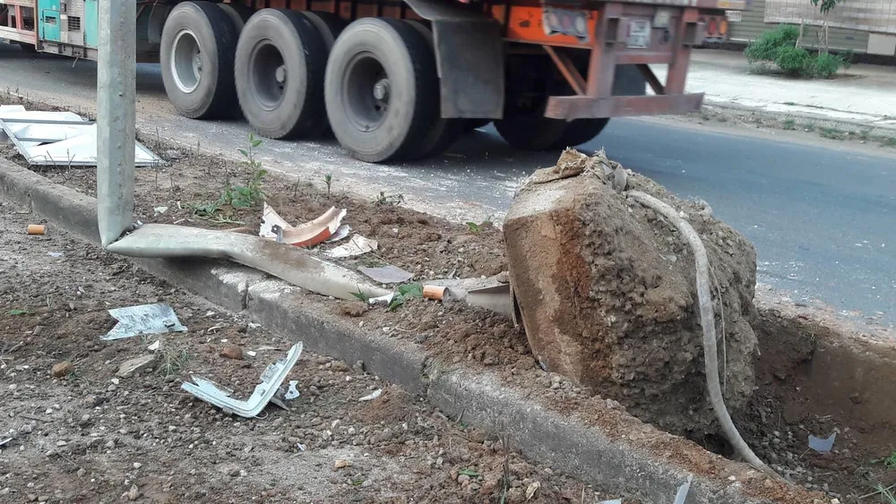 Xe container mất lái đâm vào nhà dân bên đường ảnh 6 Xe container mất lái đâm vào nhà dân bên đường ảnh 6