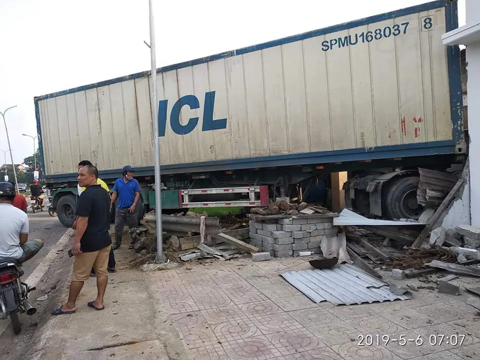 Xe container mất lái đâm vào nhà dân bên đường ảnh 4 Xe container mất lái đâm vào nhà dân bên đường ảnh 4