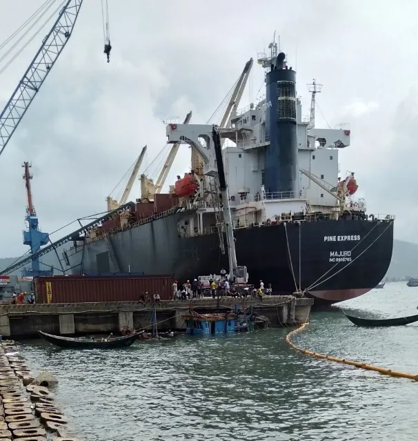 Lực lượng chức năng đang tiến hành trục vớt 2 tàu bị chìm ở cảng biển Vũng Áng