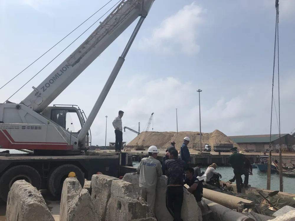 Hai tàu cá của ngư dân bị chìm ở khu vực cảng biển Vũng Áng ảnh 5