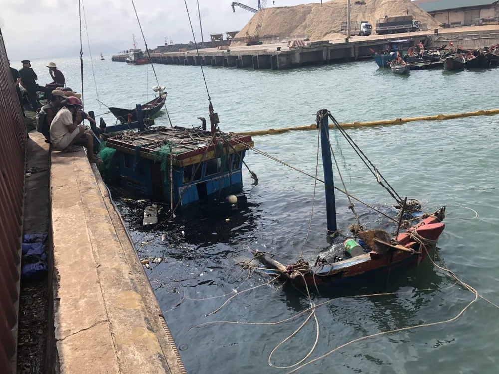 Hai tàu cá của ngư dân bị chìm ở khu vực cảng biển Vũng Áng ảnh 1