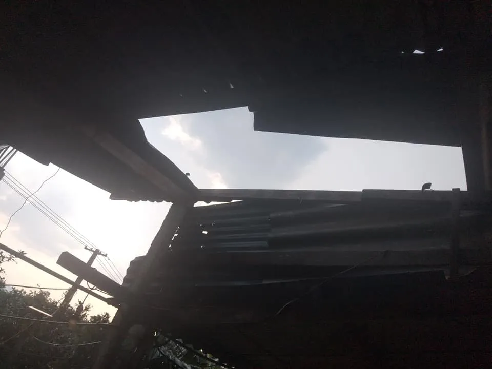 Hà Tĩnh: Bất ngờ xuất hiện mưa kèm lốc xoáy khiến nhiều nhà dân bị tốc mái ảnh 6