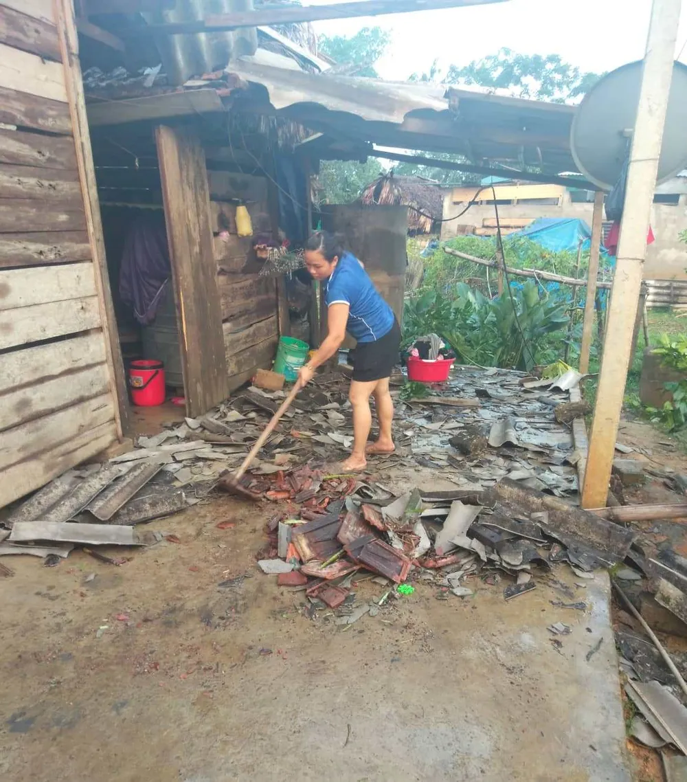 Hà Tĩnh: Bất ngờ xuất hiện mưa kèm lốc xoáy khiến nhiều nhà dân bị tốc mái ảnh 2