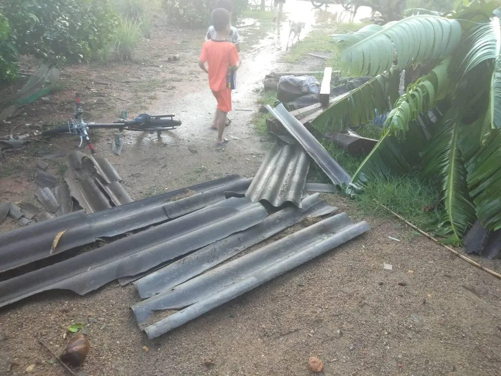 Hà Tĩnh: Bất ngờ xuất hiện mưa kèm lốc xoáy khiến nhiều nhà dân bị tốc mái ảnh 8