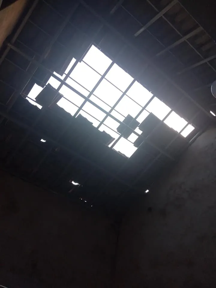 Hà Tĩnh: Bất ngờ xuất hiện mưa kèm lốc xoáy khiến nhiều nhà dân bị tốc mái ảnh 5