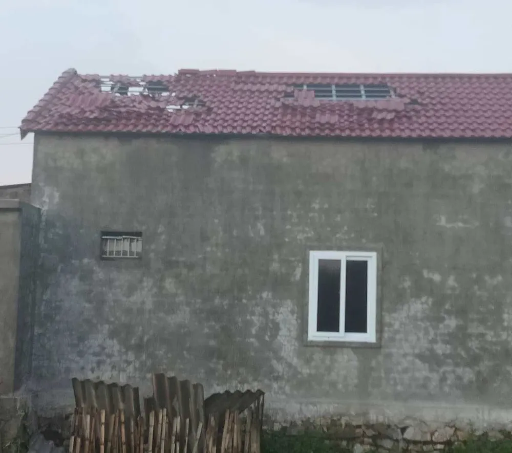 Hà Tĩnh: Bất ngờ xuất hiện mưa kèm lốc xoáy khiến nhiều nhà dân bị tốc mái ảnh 7