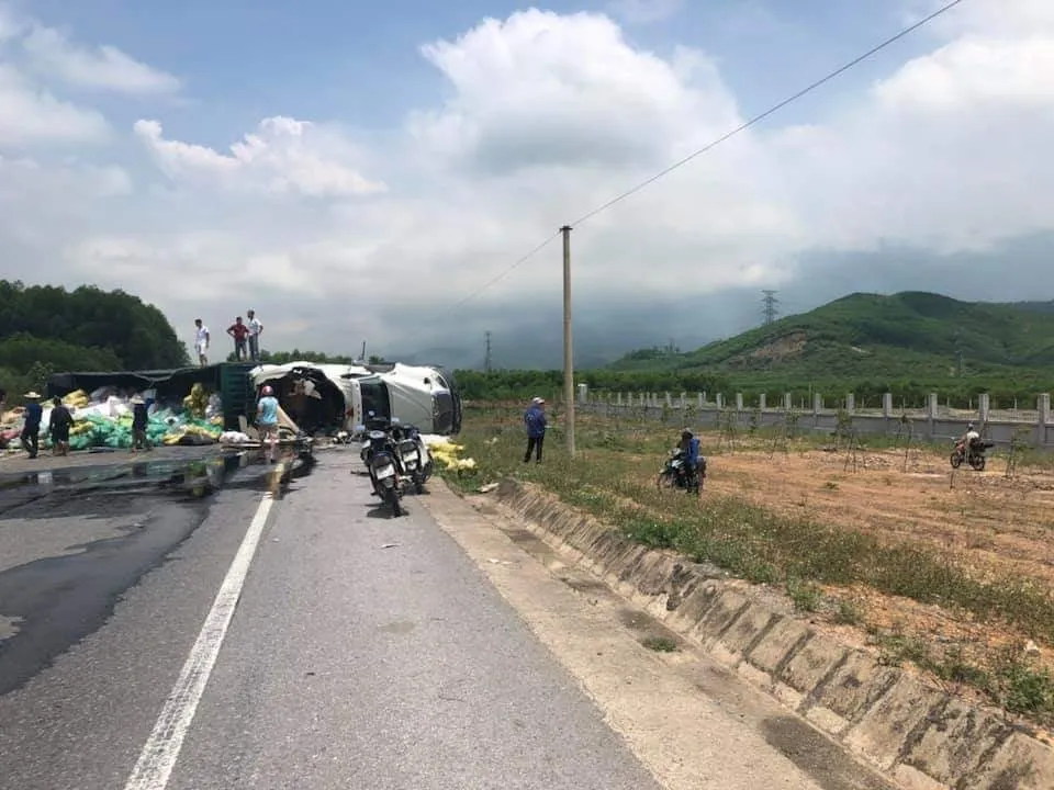 Ô tô đầu kéo chở hoa quả lật nghiêng, Quốc lộ 1 bị ách tắc nhiều giờ ảnh 2