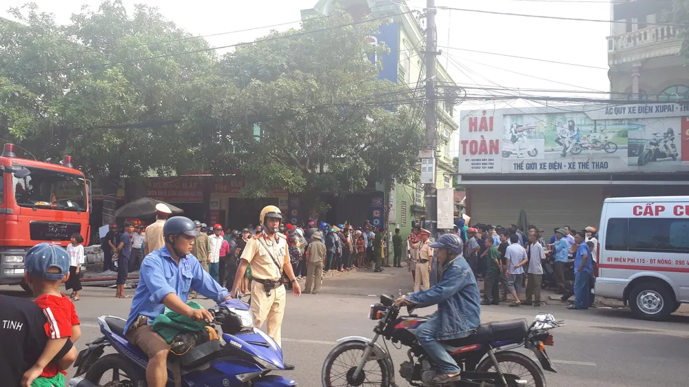 Ngôi nhà 2 tầng đang sửa bị đổ sập, 1 người bị thương nặng ảnh 6