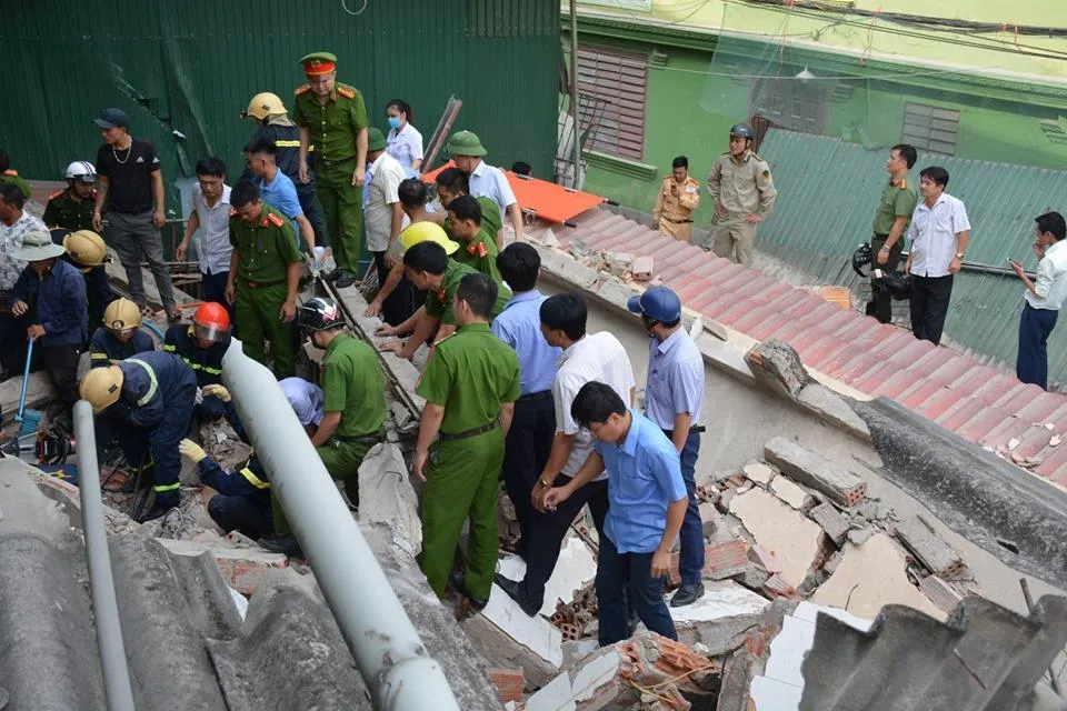 Ngôi nhà 2 tầng đang sửa bị đổ sập, 1 người bị thương nặng ảnh 3