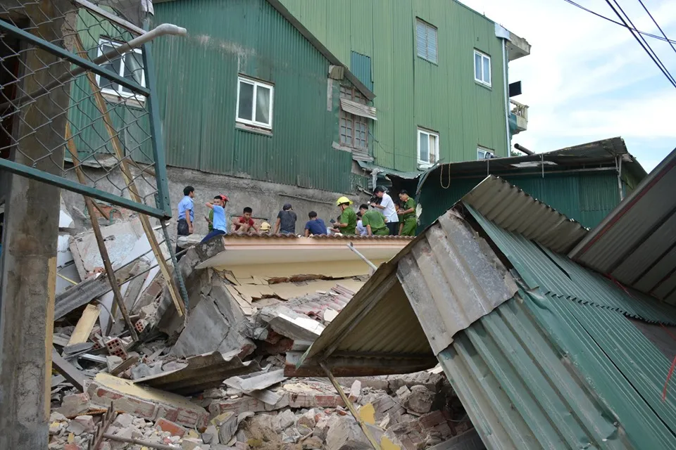 Ngôi nhà 2 tầng đang sửa bị đổ sập, 1 người bị thương nặng ảnh 2