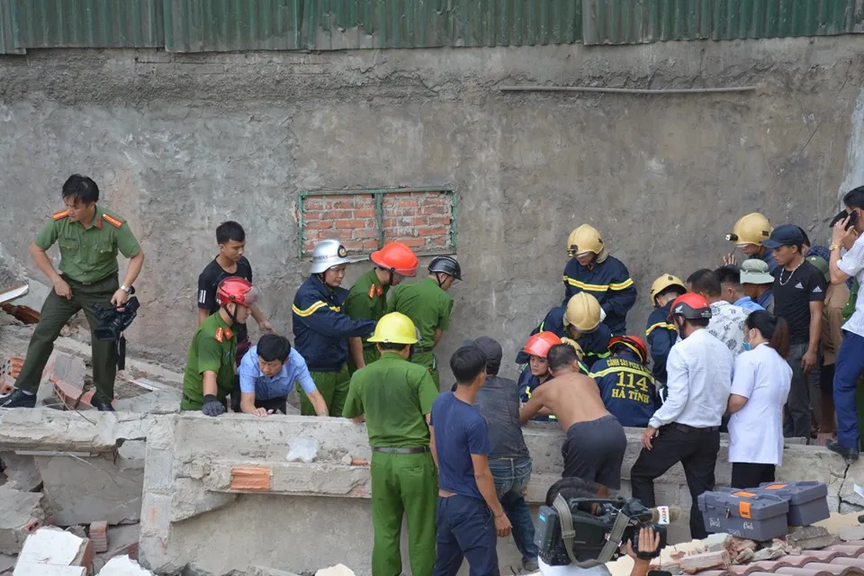 Ngôi nhà 2 tầng đang sửa bị đổ sập, 1 người bị thương nặng ảnh 4