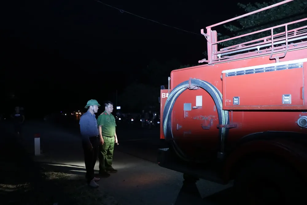 Khống chế đám cháy rừng trong đêm ở Hà Tĩnh ảnh 8 Khống chế đám cháy rừng trong đêm ở Hà Tĩnh ảnh 8