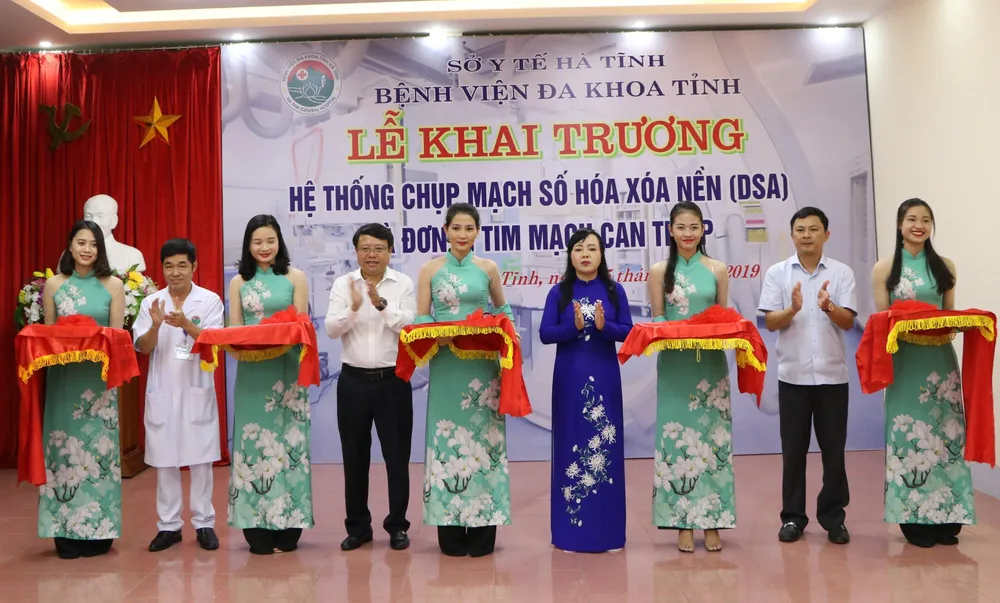 Bộ trưởng Bộ Y tế Nguyễn Thị Kim Tiến cùng các đại biểu cắt băng khai trương 