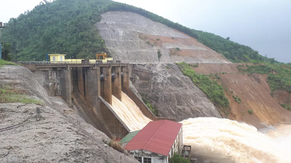 Đã liên lạc được với 8 người dân bị mắc kẹt trong rừng ảnh 1