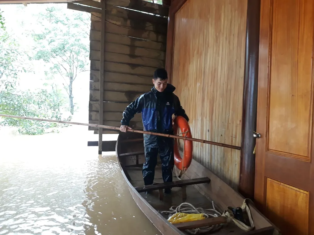 Đã liên lạc được với 8 người dân bị mắc kẹt trong rừng ảnh 5