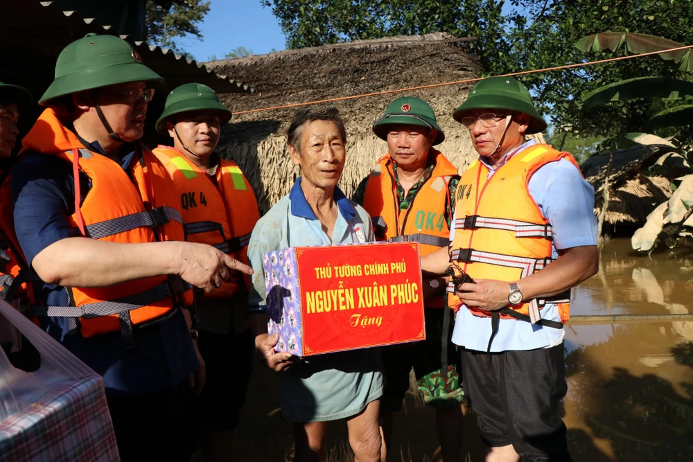 Phó Thủ tướng Vương Đình Huệ gửi lời hỏi thăm và trao quà của Thủ tướng Nguyễn Xuân Phúc tới bà con vùng lũ