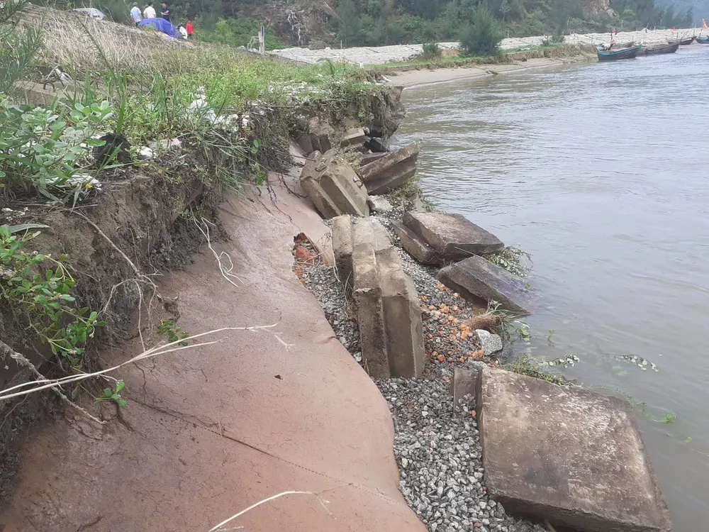 Đê chắn sóng ven biển ở Hà Tĩnh bị sạt lở sau mưa lũ ảnh 2