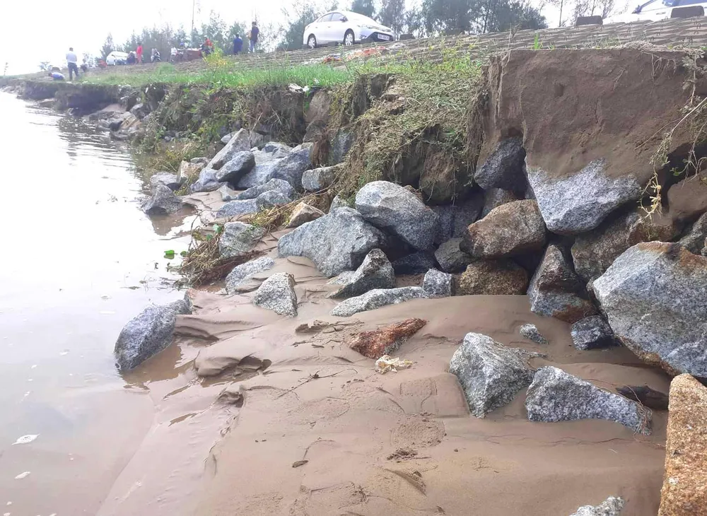 Đê chắn sóng ven biển ở Hà Tĩnh bị sạt lở sau mưa lũ ảnh 3