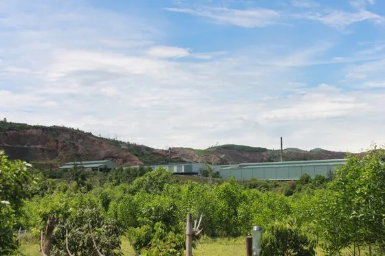 Người dân tiếp tục giăng dây, dựng rạp trước cổng nhà máy xử lý rác thải Phú Hà để phản đối ảnh 1