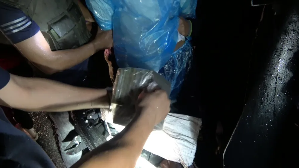 Bắt giữ đối tượng vận chuyển 6 bánh heroin cùng súng và 5 viên đạn qua biên giới ảnh 6