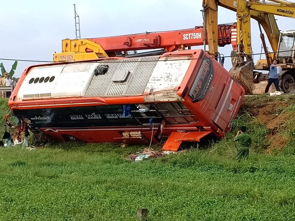 Lật ô tô khách ở Hà Tĩnh, 1 người tử vong, nhiều người bị thương ảnh 2