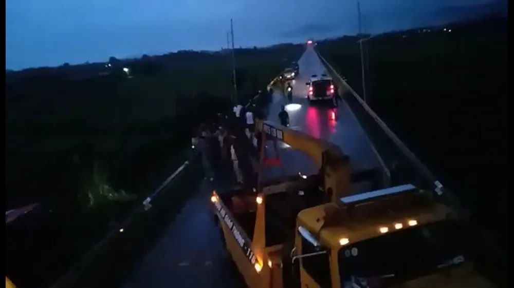 Lật ô tô khách ở Hà Tĩnh, 1 người tử vong, nhiều người bị thương ảnh 4