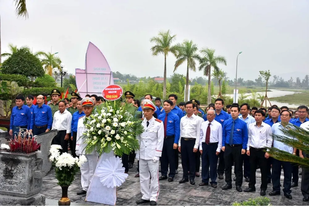 Các đại biểu đến dâng hương, dâng hoa tưởng niệm Anh hùng liệt sĩ Lý Tự Trọng