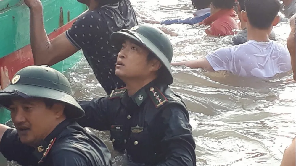 Cứu hộ thành công 3 ngư dân gặp nạn trên biển Hà Tĩnh ảnh 2