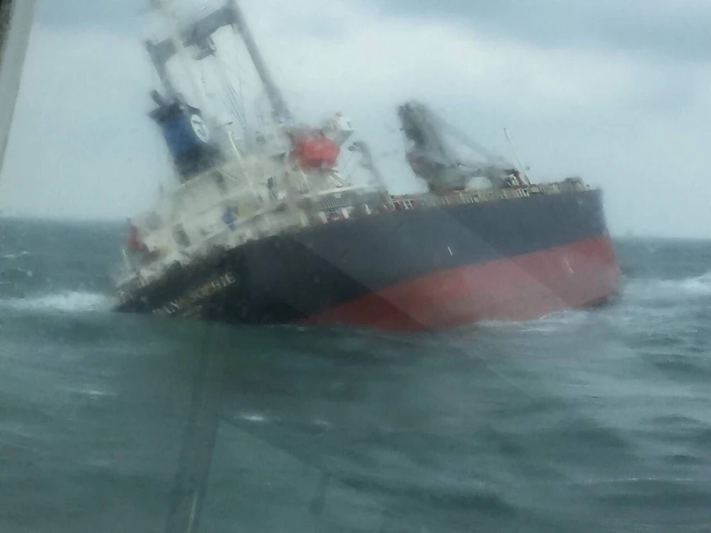 Tàu gặp sự cố trên biển Hà Tĩnh, 18 thuyền viên đã được đưa vào bờ an toàn ảnh 1 Tàu gặp sự cố trên biển Hà Tĩnh, 18 thuyền viên đã được đưa vào bờ an toàn ảnh 1