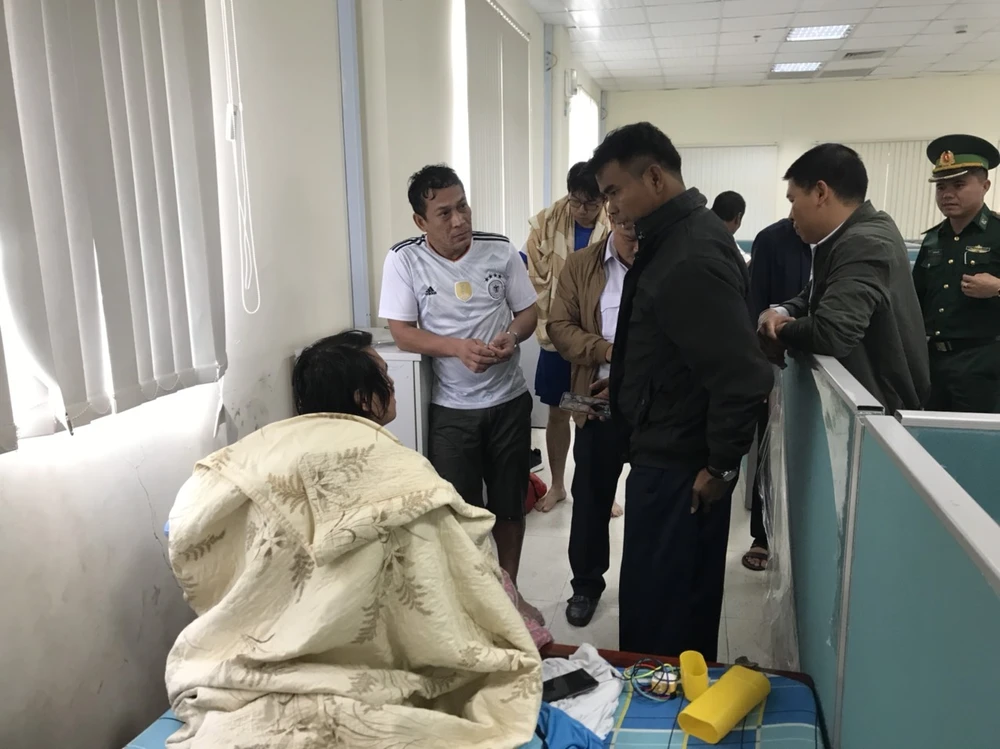 Tàu gặp sự cố trên biển Hà Tĩnh, 18 thuyền viên đã được đưa vào bờ an toàn ảnh 5 Tàu gặp sự cố trên biển Hà Tĩnh, 18 thuyền viên đã được đưa vào bờ an toàn ảnh 5