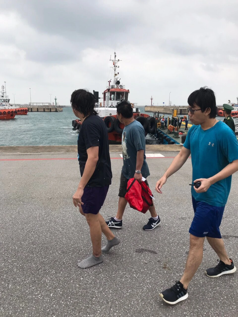 Tàu gặp sự cố trên biển Hà Tĩnh, 18 thuyền viên đã được đưa vào bờ an toàn ảnh 3 Tàu gặp sự cố trên biển Hà Tĩnh, 18 thuyền viên đã được đưa vào bờ an toàn ảnh 3