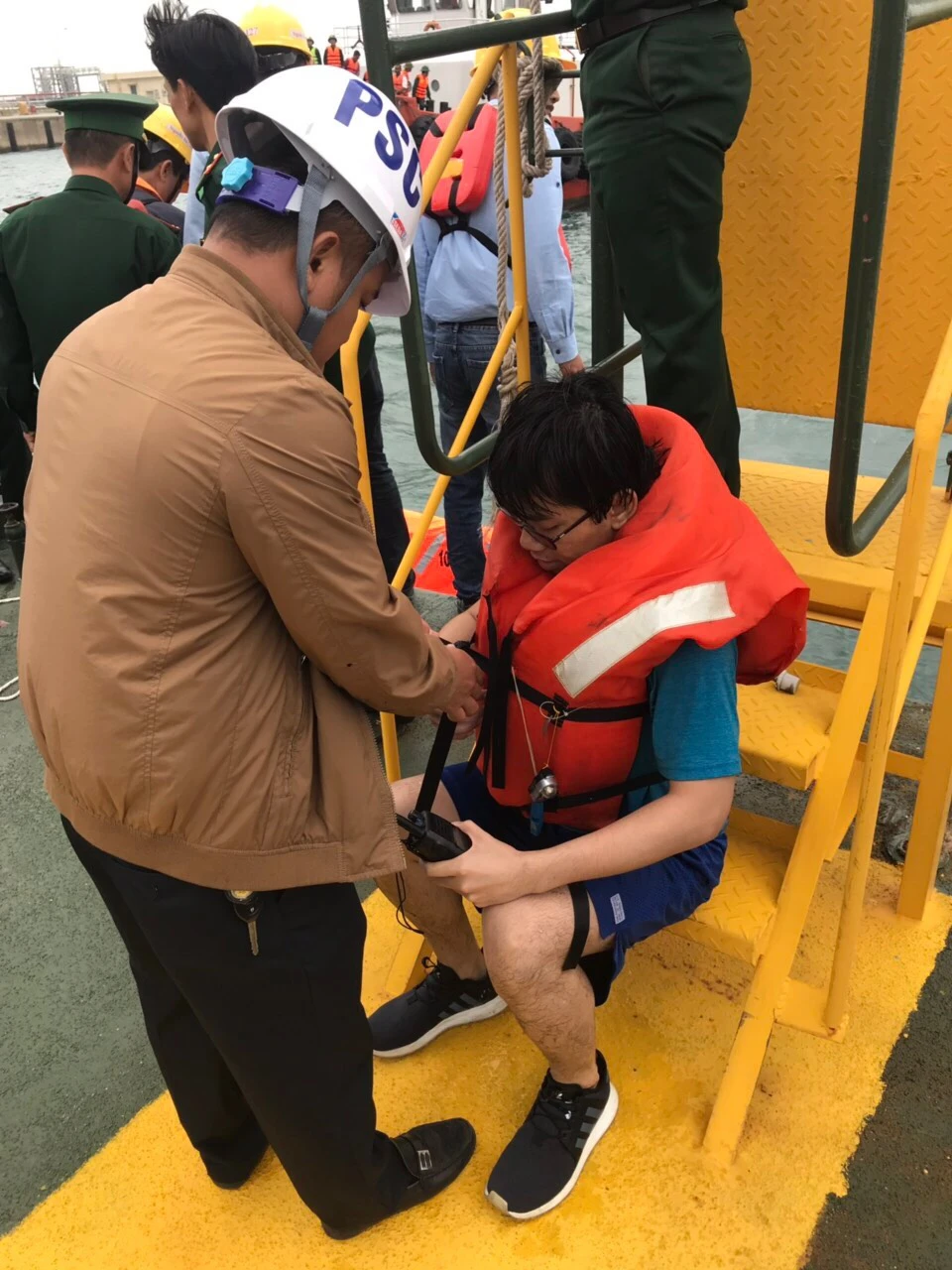 Tàu gặp sự cố trên biển Hà Tĩnh, 18 thuyền viên đã được đưa vào bờ an toàn ảnh 4 Tàu gặp sự cố trên biển Hà Tĩnh, 18 thuyền viên đã được đưa vào bờ an toàn ảnh 4